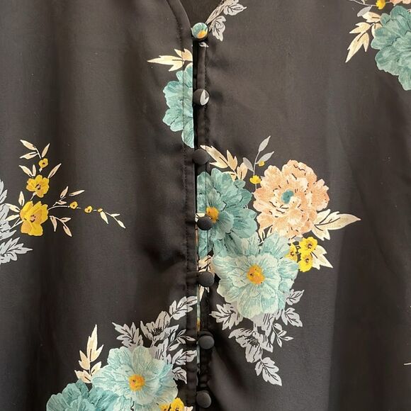 Torrid Black Garden Gush Floral Print Georgette Button Front Blouse Size 1 or 1X - Picture 4 of 8
